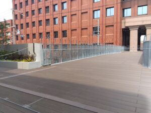 ウッドデッキ（教育施設）１