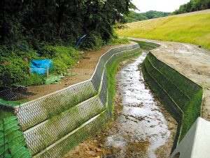 軟弱地盤に対応した補強土水路